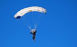 【足彩网直播团队】意大利诺深情凝视奖杯，它太美了，我一直在看，谁不想举起它呢？