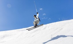 足彩网赛事中心：德甲半程惊现防守悖论，一队失球24粒，近半数竟拜南部之星所赐