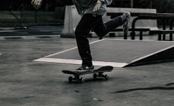 足彩网|詹姆斯准三双引领湖人大胜老鹰攀升西部第五，东契奇助攻创新高闪耀赛场